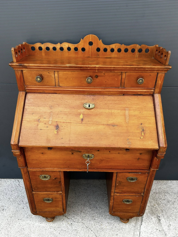 Písací kabinet z mákkého dreva v kombinácii s čerešňový drevom - cena na vyžiadanie. 1