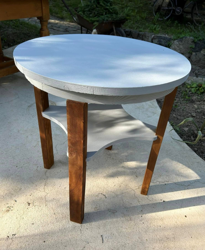 ST29 - Malý stôl s dizajnom Vintage. - Cena 55€