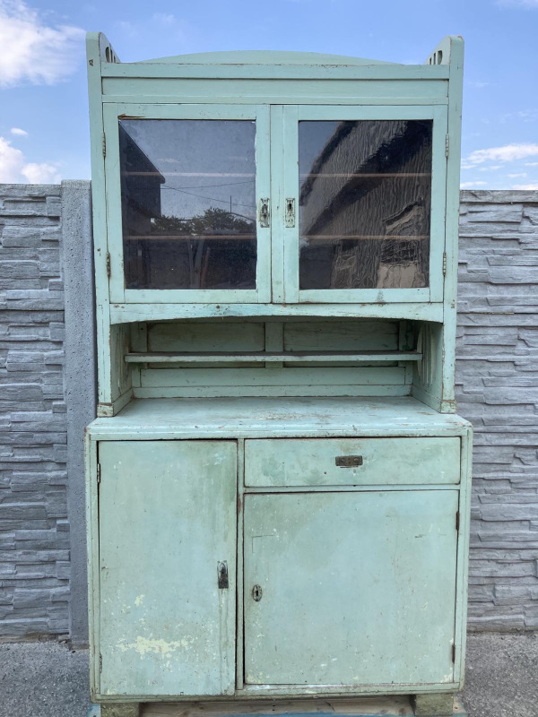 K29 - Tyrkysový kredenc pred renováciou. - Cena 220€