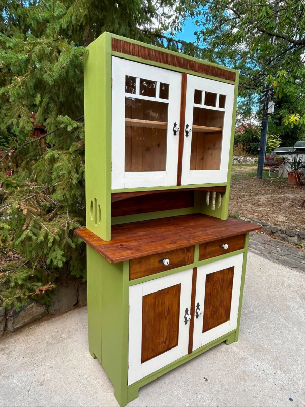 K102 - Vidiecky kredenc. Cena 400 € 2