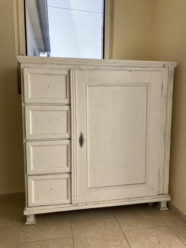 PS10 - Chlebník / potravinová skrinka v bytovom stave so 4 šuflíkmi. Cena 480€