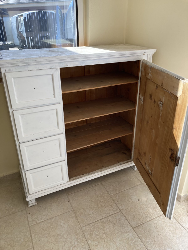 PS10 - Chlebník / potravinová skrinka v bytovom stave so 4 šuflíkmi. Cena 480€ 2