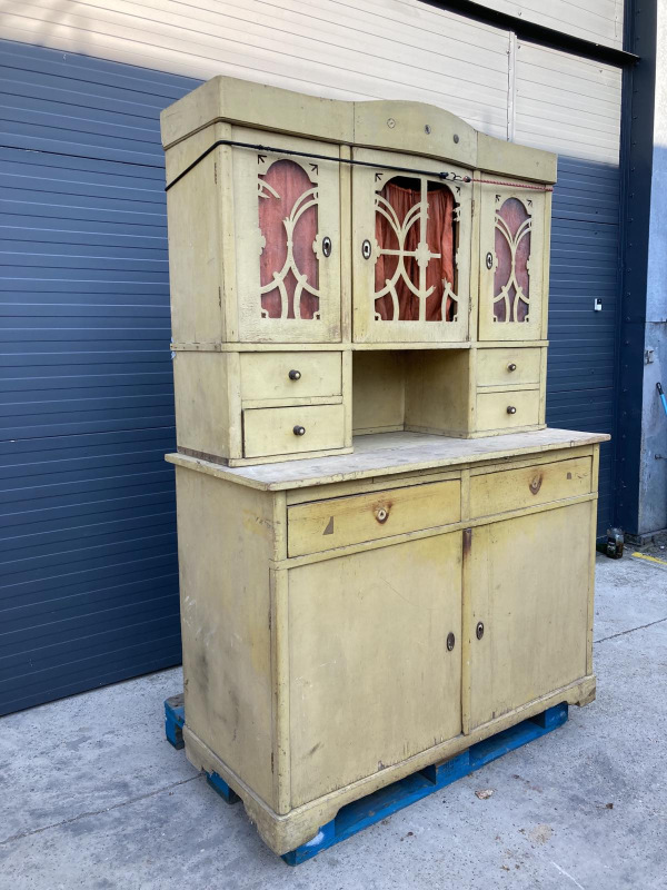 K31 - Zaujímavý kredenc s rezbami, pred renováciou.- Cena 240€ 2