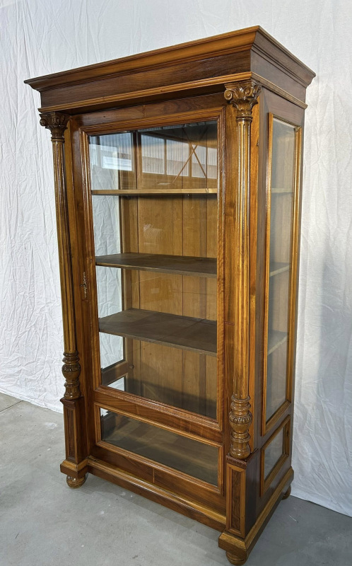 Starožitná Altdeutsch vitrina (1900-1910) - Cena 1.200 € 1