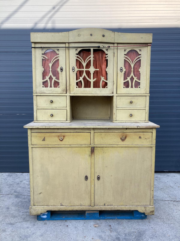 K31 - Zaujímavý kredenc s rezbami, pred renováciou.- Cena 240€