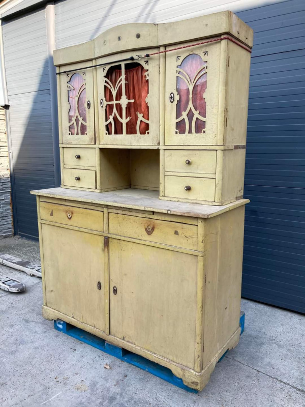 K31 - Zaujímavý kredenc s rezbami, pred renováciou.- Cena 240€ 1