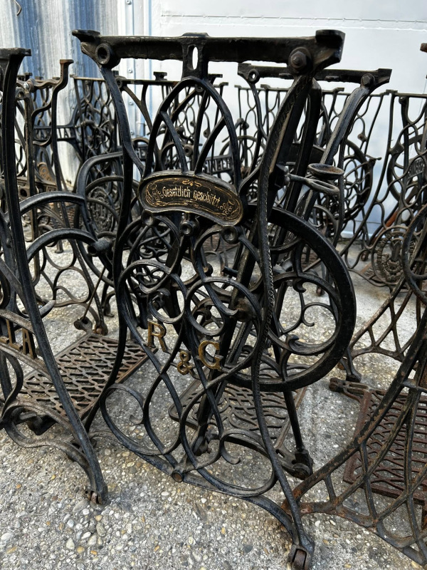 Podstavec zo šijacieho stroja značky - Singer - Cena 95€/kus 5