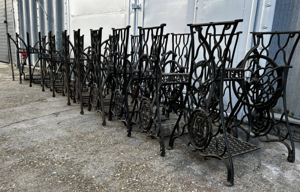 Podstavec zo šijacieho stroja značky - Singer - Cena 95€/kus