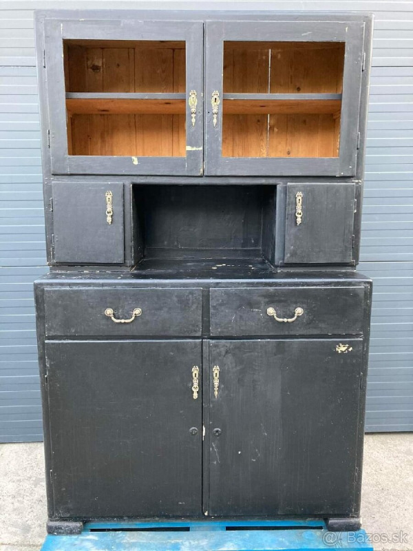 K24 - Extravagantný kredenc. - Cena 195€