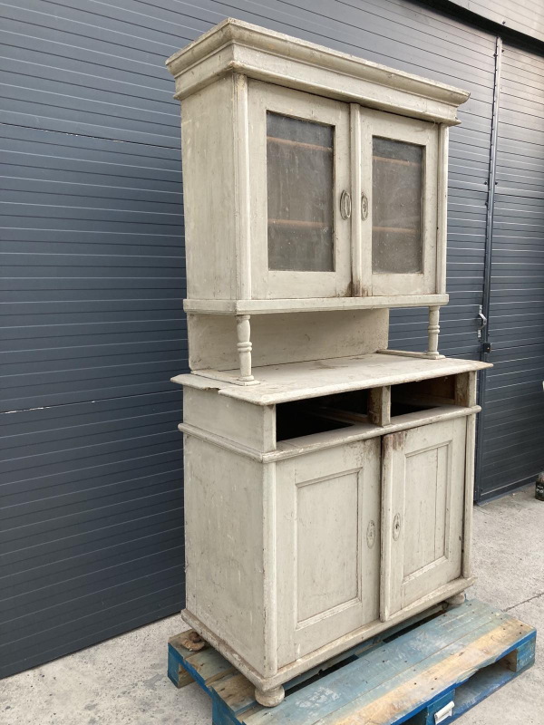 K32 - "Altdeutsch" kredenc pred renováciou. - Cena 260€ 2