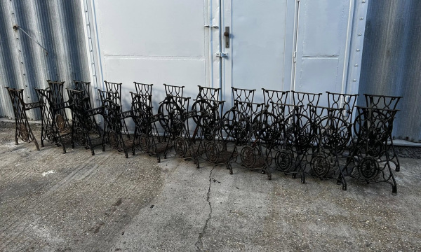 Podstavec zo šijacieho stroja značky - Singer - Cena 95€/kus 2