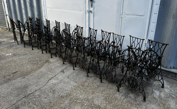 Podstavec zo šijacieho stroja značky - Singer - Cena 95€/kus 1