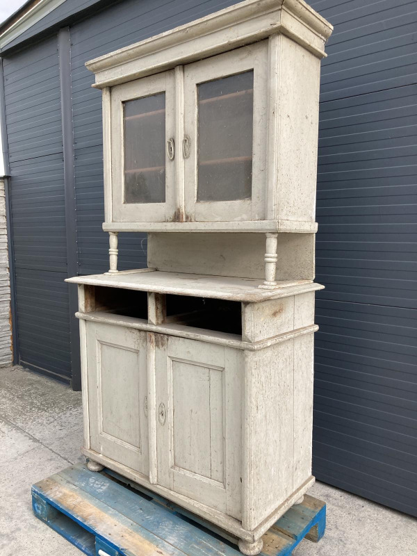 K32 - "Altdeutsch" kredenc pred renováciou. - Cena 260€ 1