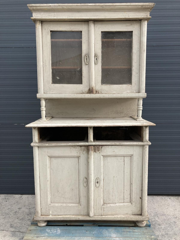 K32 - "Altdeutsch" kredenc pred renováciou. - Cena 260€