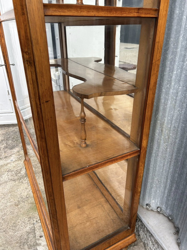 ALT04 - Starožitná Vitrína z obdobia historizmu - Cena 860 € 3