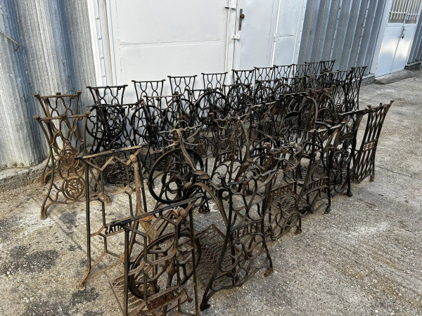 Podstavec zo šijacieho stroja značky - Singer - Cena 95€/kus 4