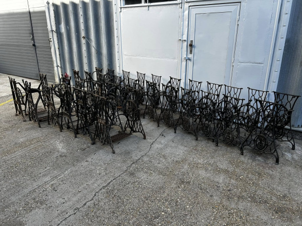 Podstavec zo šijacieho stroja značky - Singer - Cena 95€/kus 3