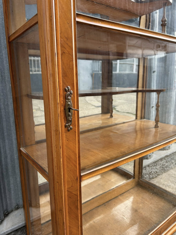 ALT04 - Starožitná Vitrína z obdobia historizmu - Cena 860 € 4