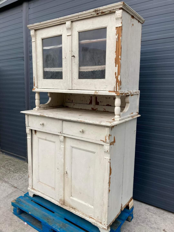 K33 - "Altdeutsch" kredenc pred renováciou. - Cena 260€ 1