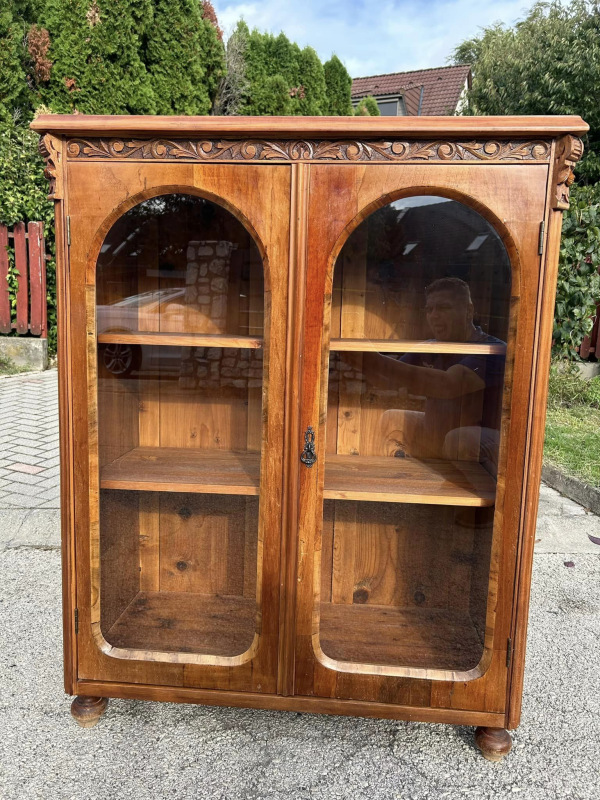 ALT03 - Pekná vitrína Altdeutsch - Cena na vyžiadanie. 1