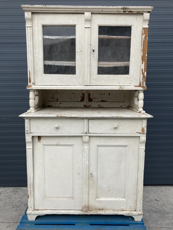 K33 - "Altdeutsch" kredenc pred renováciou. - Cena 260€