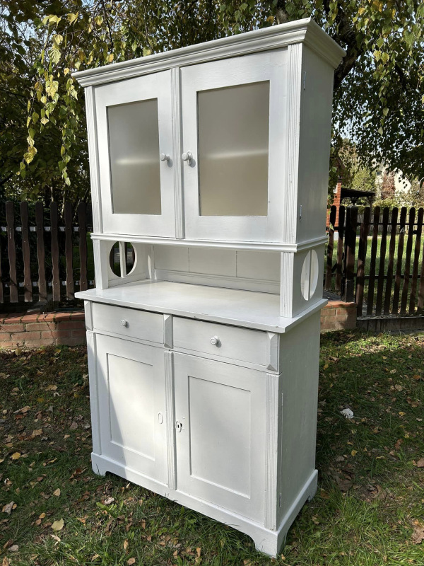 K83 - Vintage kredenc so šuflíkmi - Cena 330€ 1