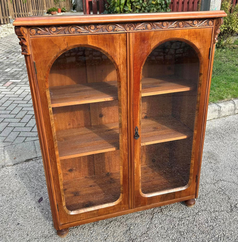 ALT03 - Pekná vitrína Altdeutsch - Cena na vyžiadanie.