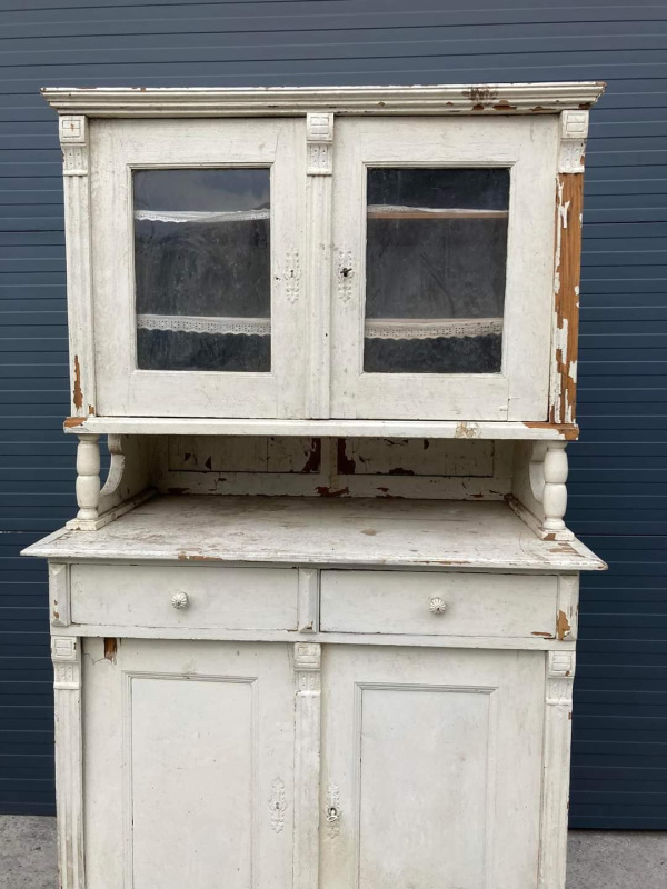 K33 - "Altdeutsch" kredenc pred renováciou. - Cena 260€ 2