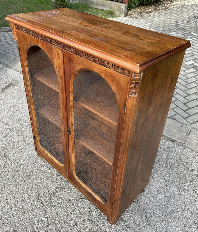 ALT03 - Pekná vitrína Altdeutsch - Cena na vyžiadanie. 2