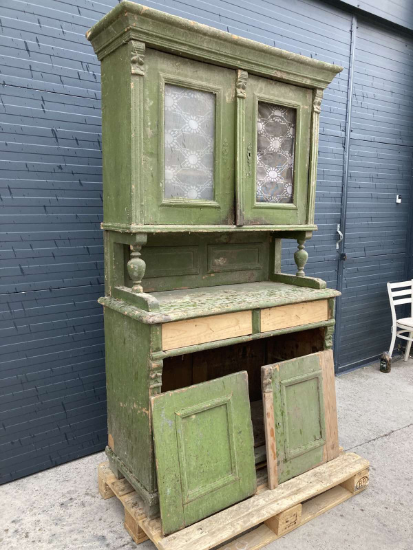 K26 - "Altdeutsch" kredenc z mäkkého dreva pred renováciou. -Cena 260€ 1