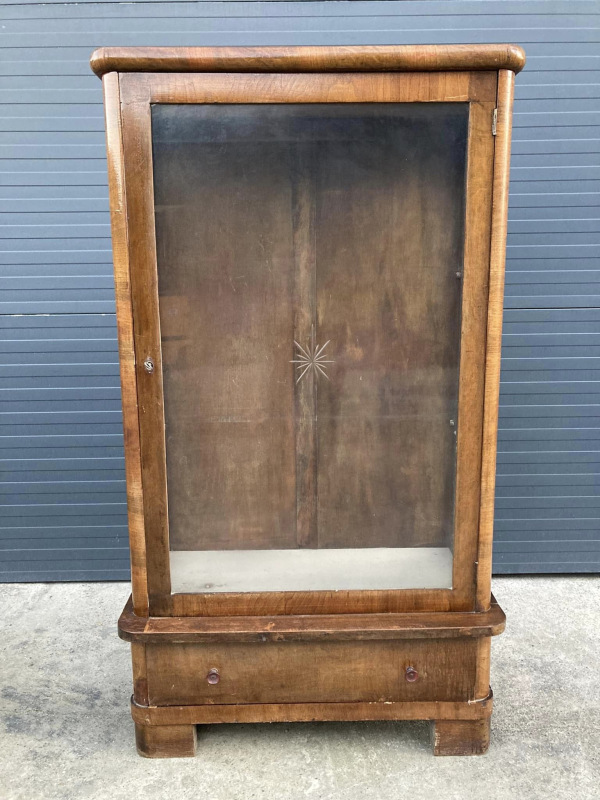 V06 - Art Deco vitrína - Cena 190€