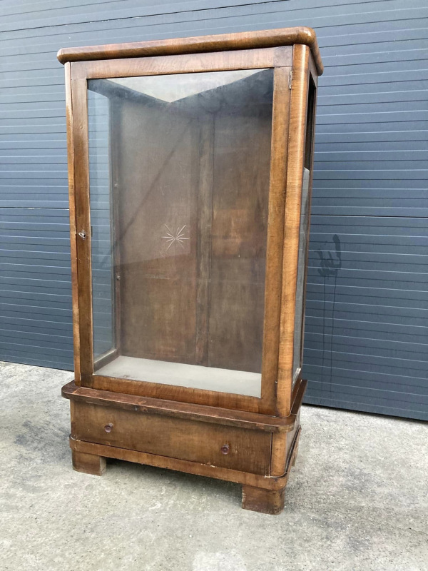 V06 - Art Deco vitrína - Cena 190€ 2