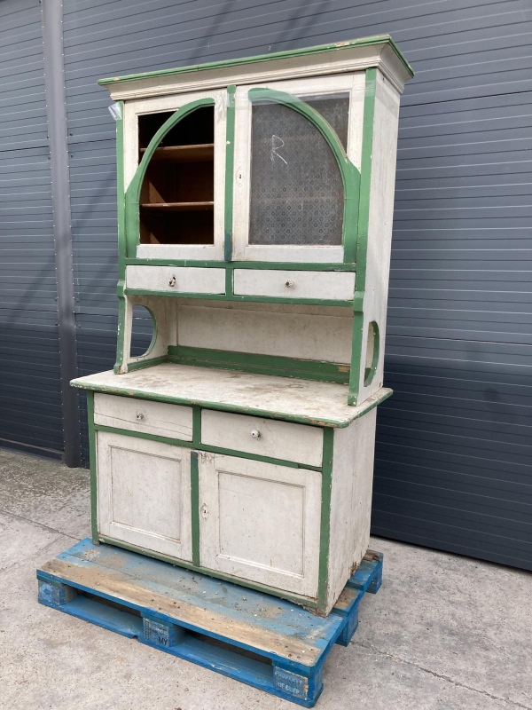 K34 - kredenc s vintage námetom, pred renováciou. - Cena 200€