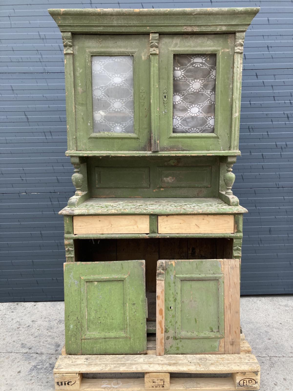 K26 - "Altdeutsch" kredenc z mäkkého dreva pred renováciou. -Cena 260€