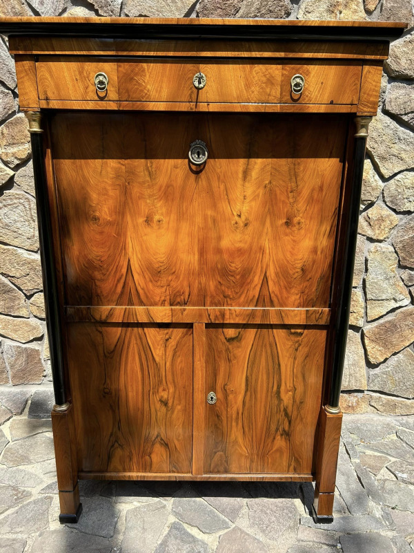 Biedermeier kabinet (obdobie 1850-1880) po kompletnej renovácii. Cena na vyžiadanie.