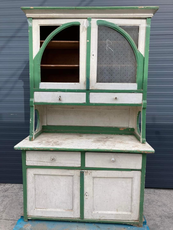 K34 - kredenc s vintage námetom, pred renováciou. - Cena 200€ 1