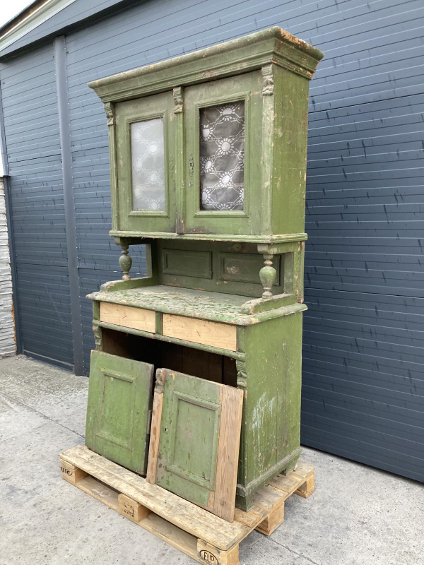 K26 - "Altdeutsch" kredenc z mäkkého dreva pred renováciou. -Cena 260€ 2